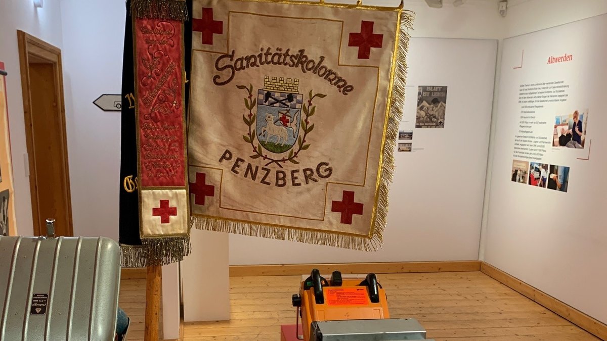 Flagge der Sanitätskolonne Penzberg - und historische Medizingeräte. 