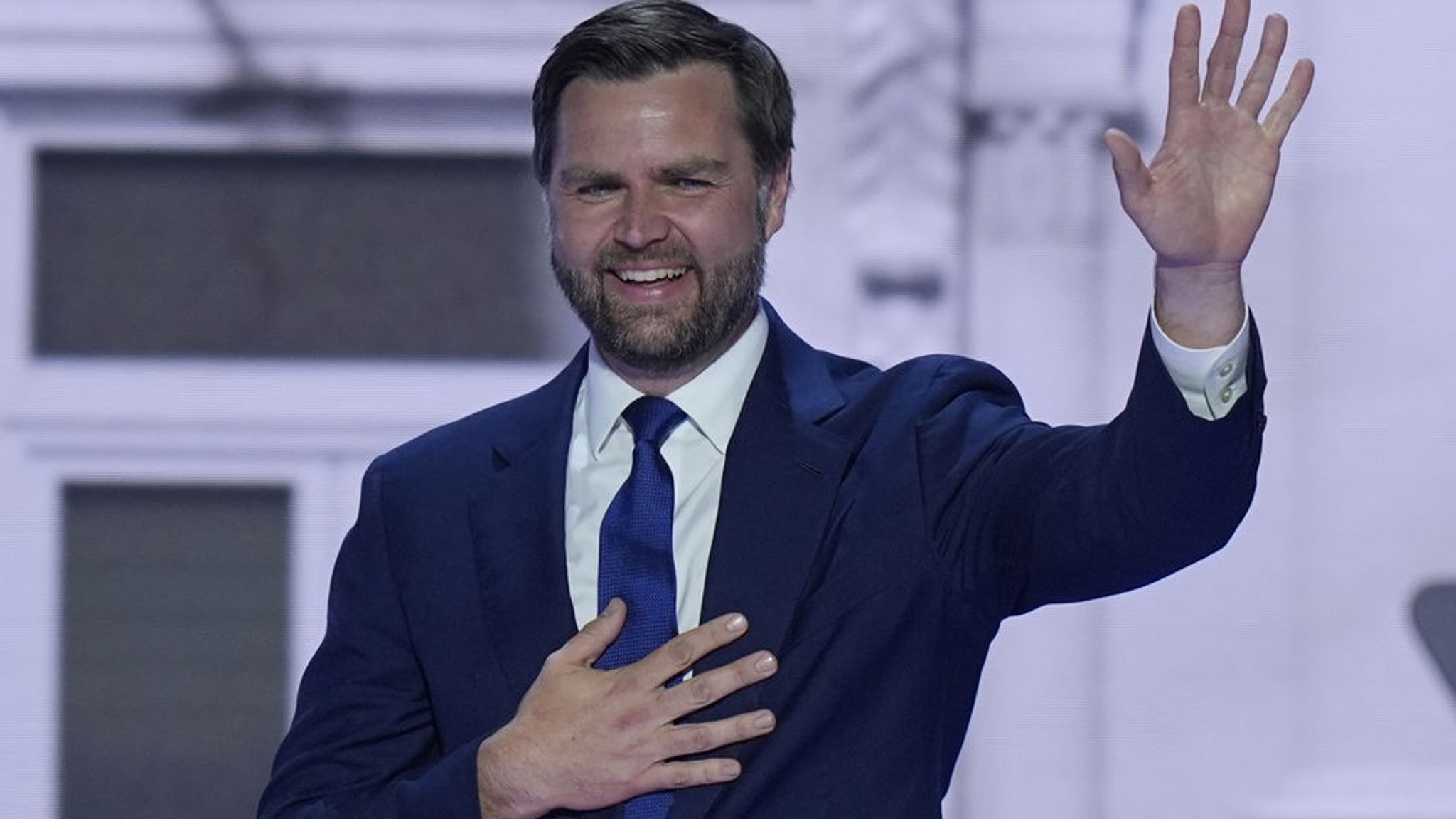 17.07.2024, USA, Milwaukee: Der republikanische Vizepräsidentschaftskandidat J.D. Vance spricht während der Republican National Convention. Foto: J. Scott Applewhite/AP/dpa +++ dpa-Bildfunk +++