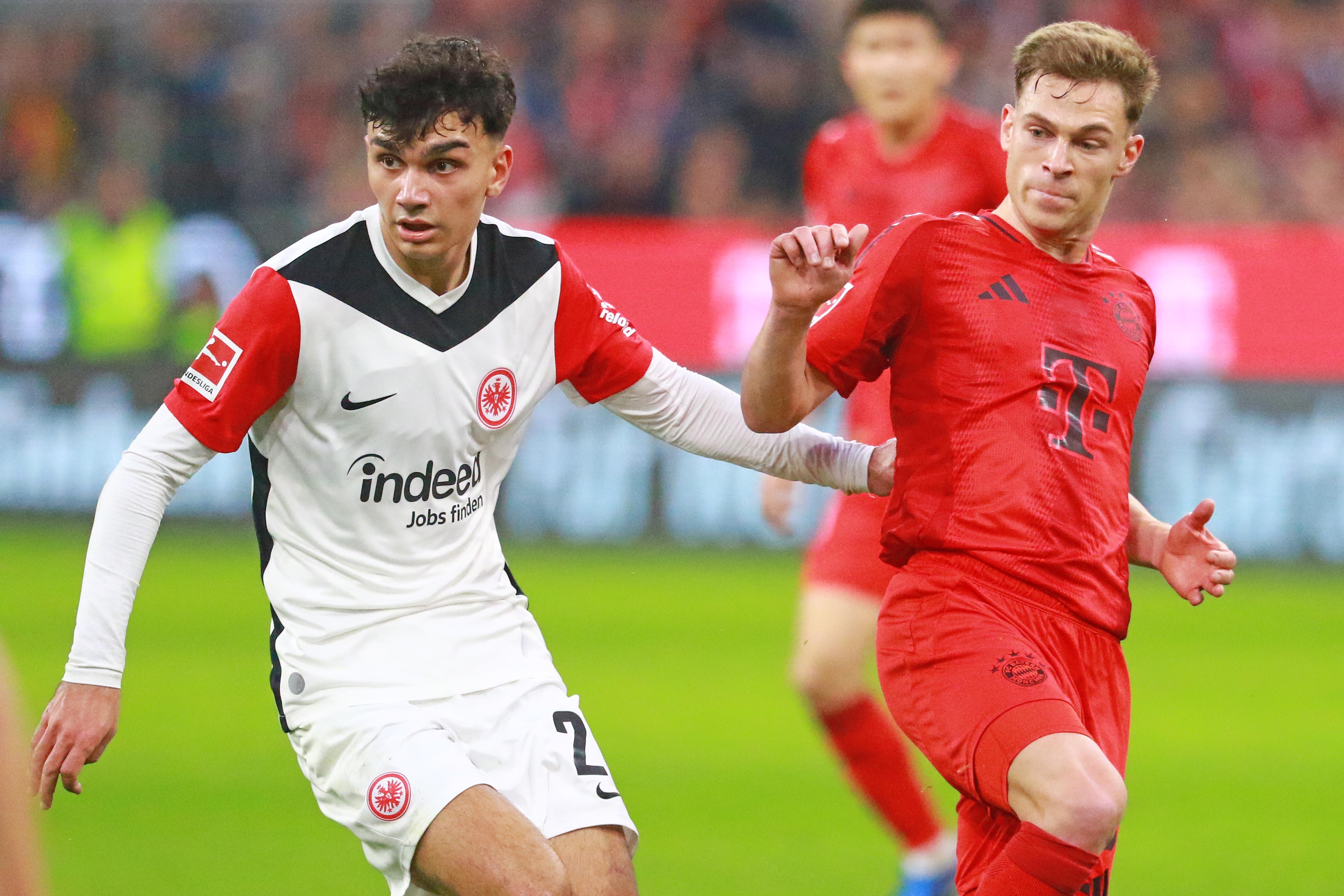 Joshua Kimmich (r.) im Zweikampf mit Frankfurts Can Uzun (Archivbild)