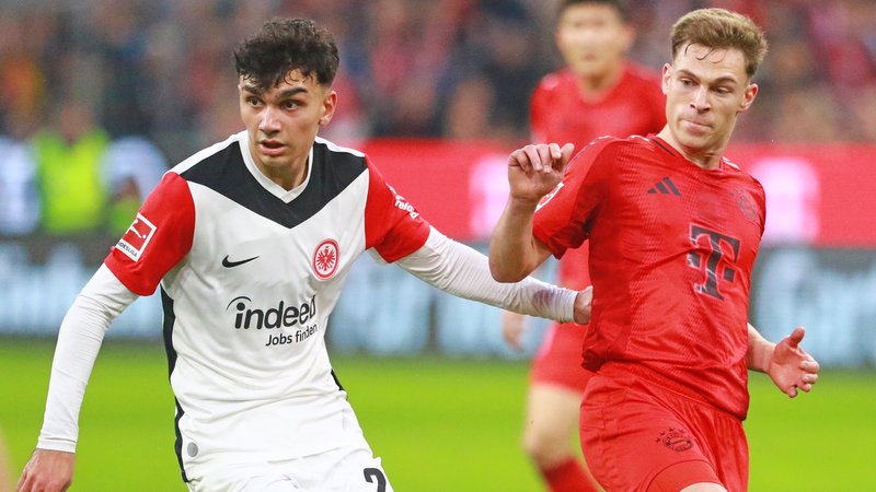 Joshua Kimmich (r.) im Zweikampf mit Frankfurts Can Uzun (Archivbild) | Bild: picture-alliance/dpa Joshua Kimmich (r.) im Zweikampf mit Frankfurts Can Uzun (Archivbild)