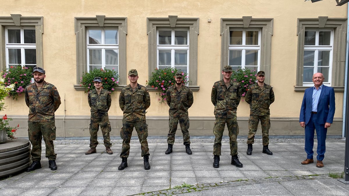 Landrat Thomas Habermann verabschiedet die Soldaten aus Mittenwald