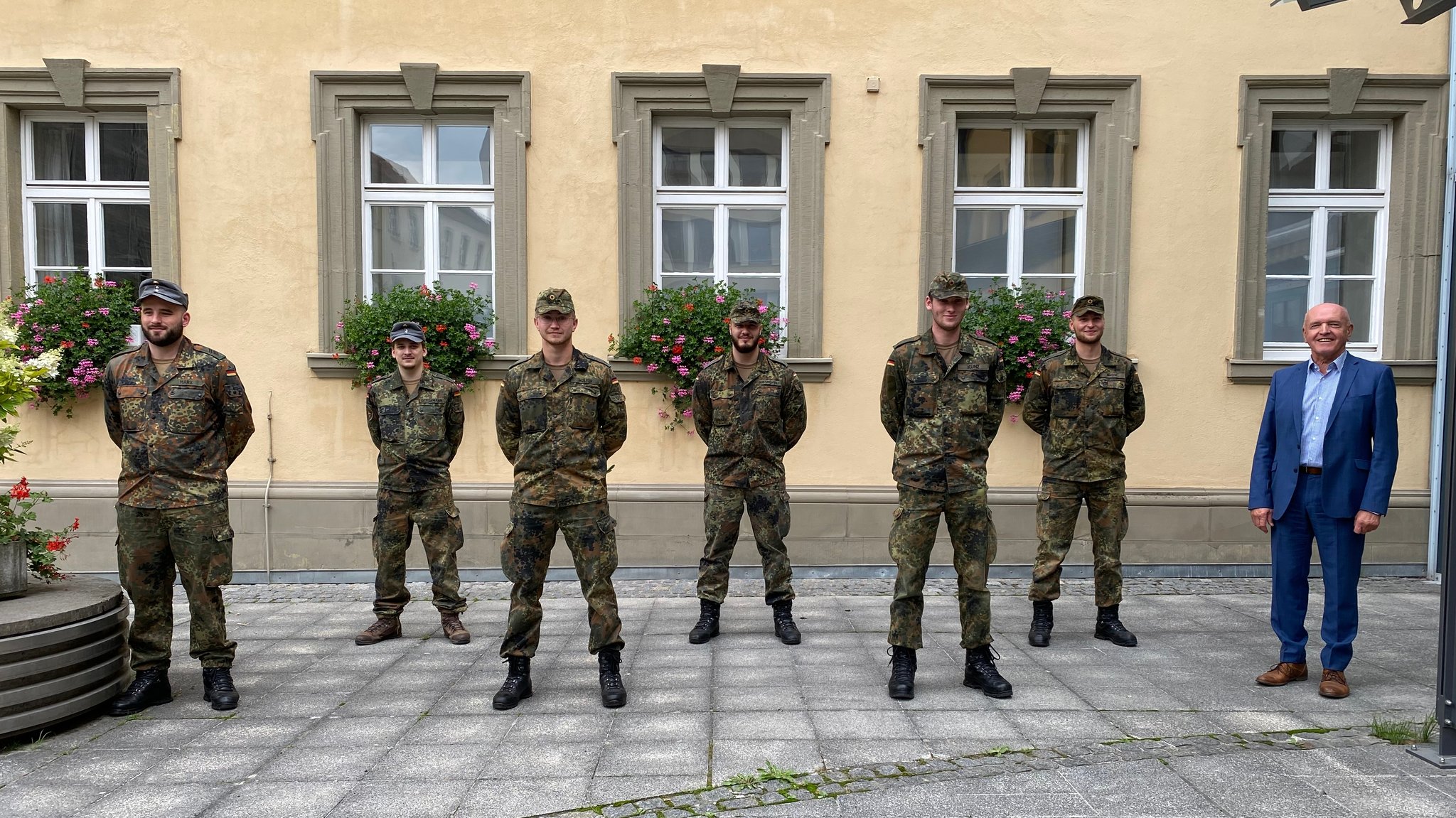 Landrat Thomas Habermann verabschiedet die Soldaten aus Mittenwald