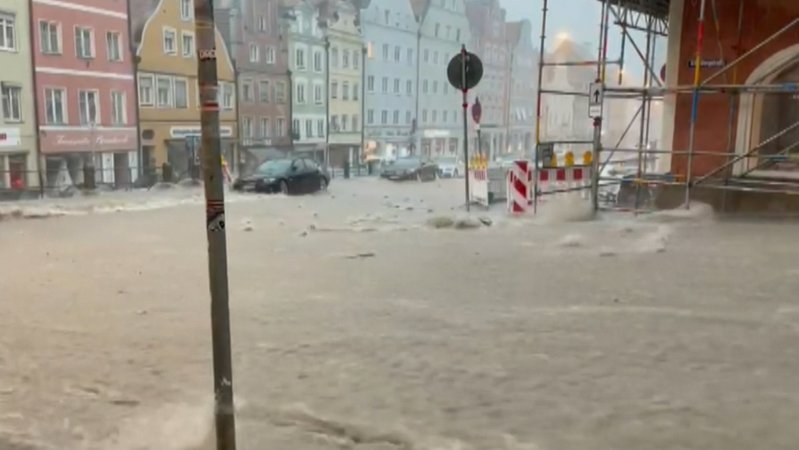 Landshut Ende Juni: Binnen weniger Minuten standen Teile der historischen Altstadt komplett unter Wasser und auch außerhalb waren Gebiete betroffen. Die Stadt will daraus die Lehren ziehen und sich besser gegen Starkregen wappnen.
