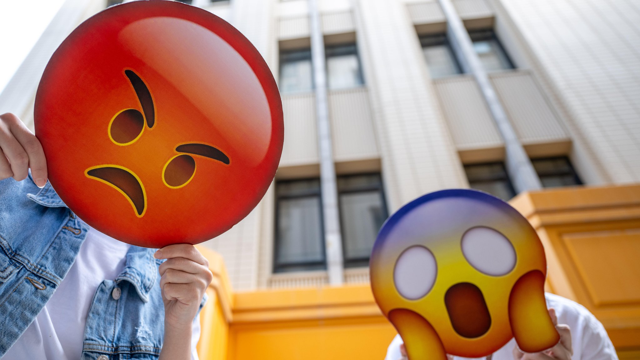 Auch bei Fotos mit Emojis vor den Gesichtern ist Vorsicht geboten.