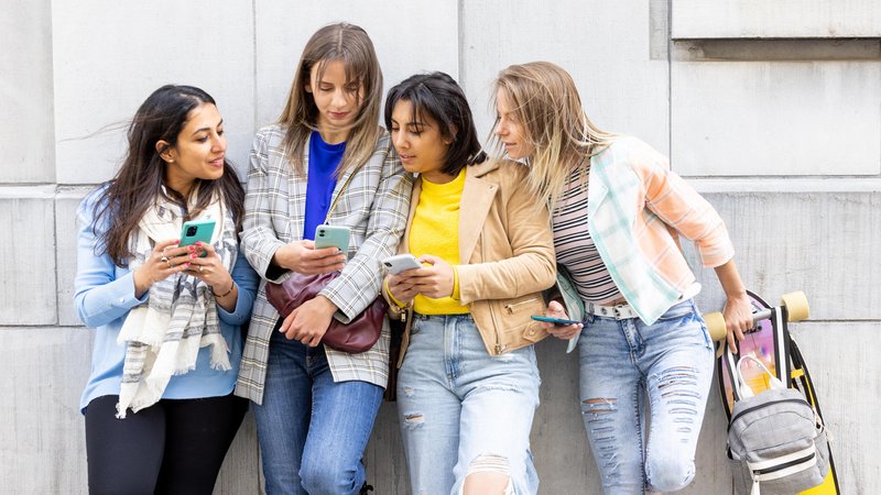Eine Gruppe von Teenagern schaut gemeinsam in ihre Smartphones | Bild: picture alliance / Zoonar | Bjorn Beheydt Eine Gruppe von Teenagern schaut gemeinsam in ihre Smartphones