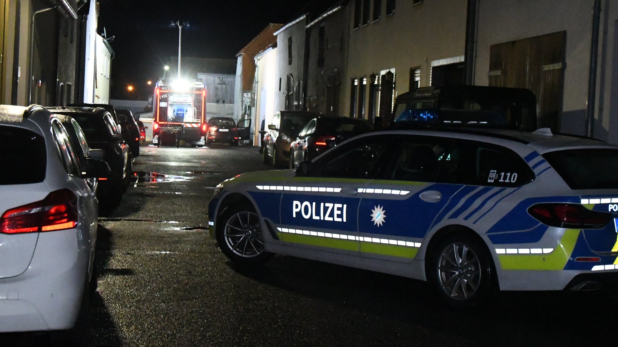 Abgesperrter Bereich in Bereich der Wohnung des Mannes. Im Hintergrund Einsatzfahrzeuge.