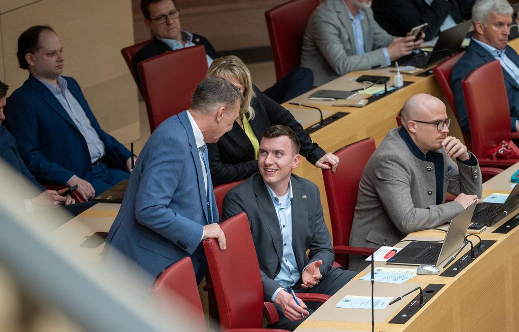 11.03.2025, Bayern, München: Oskar Lipp (M, AfD), Mitglied des bayerischen Landtags, nimmt im bayerischen Landtag an einer Plenarsitzung im Plenarsaal teil. Foto: Leonie Asendorpf/dpa +++ dpa-Bildfunk +++