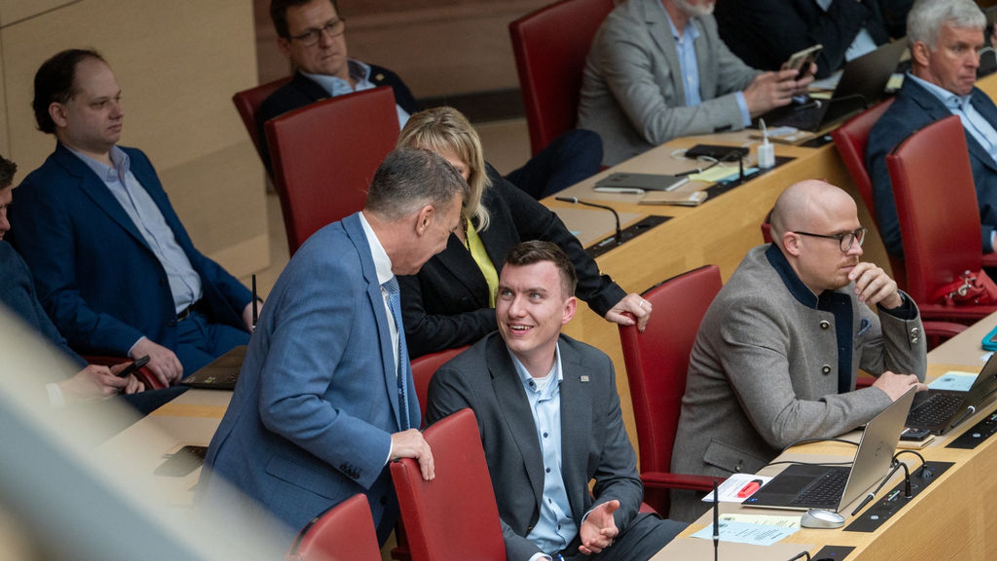 11.03.2025, Bayern, München: Oskar Lipp (M, AfD), Mitglied des bayerischen Landtags, nimmt im bayerischen Landtag an einer Plenarsitzung im Plenarsaal teil. Foto: Leonie Asendorpf/dpa +++ dpa-Bildfunk +++