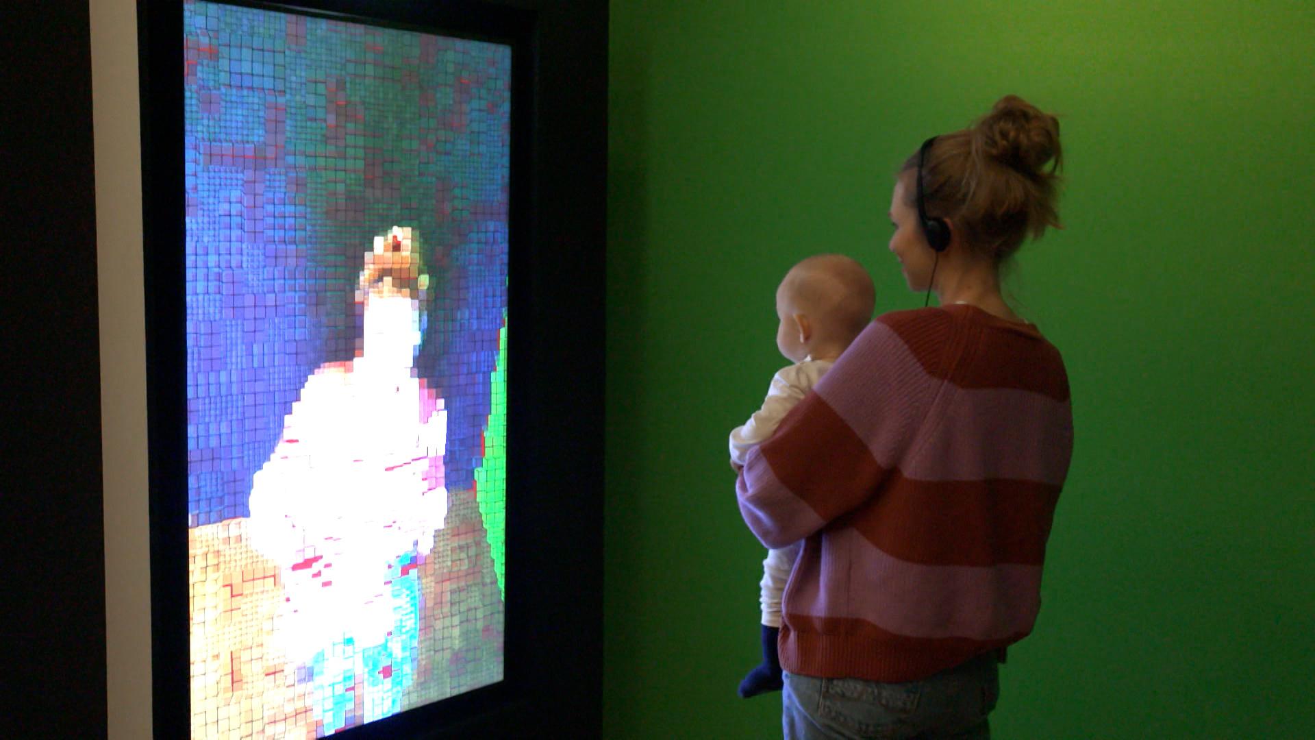 Mit Baby im Museum: Eine junge Mutter mit Kind in der Münchner Kunsthalle