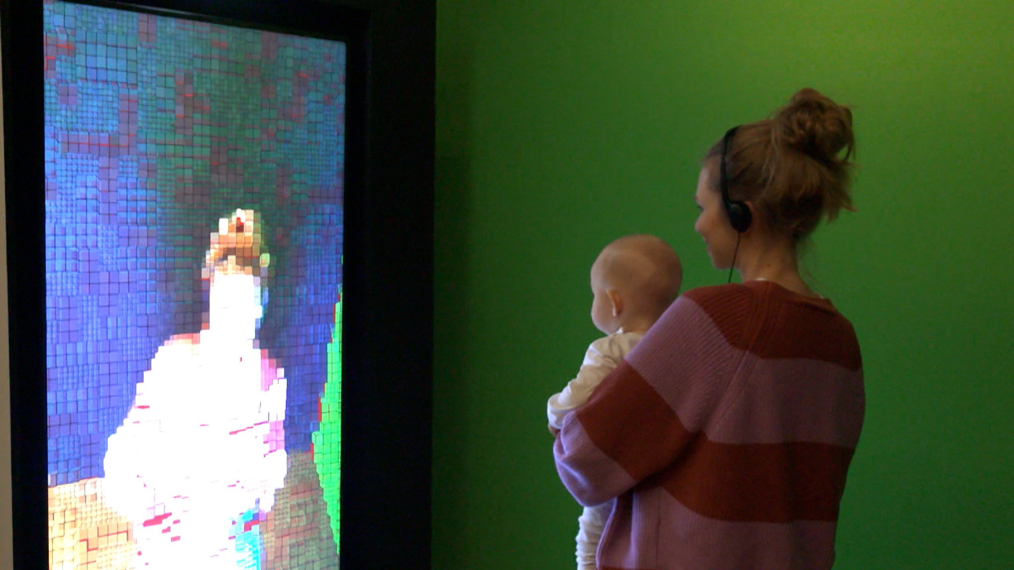 Mit Baby im Museum: Eine junge Mutter mit Kind in der Münchner Kunsthalle