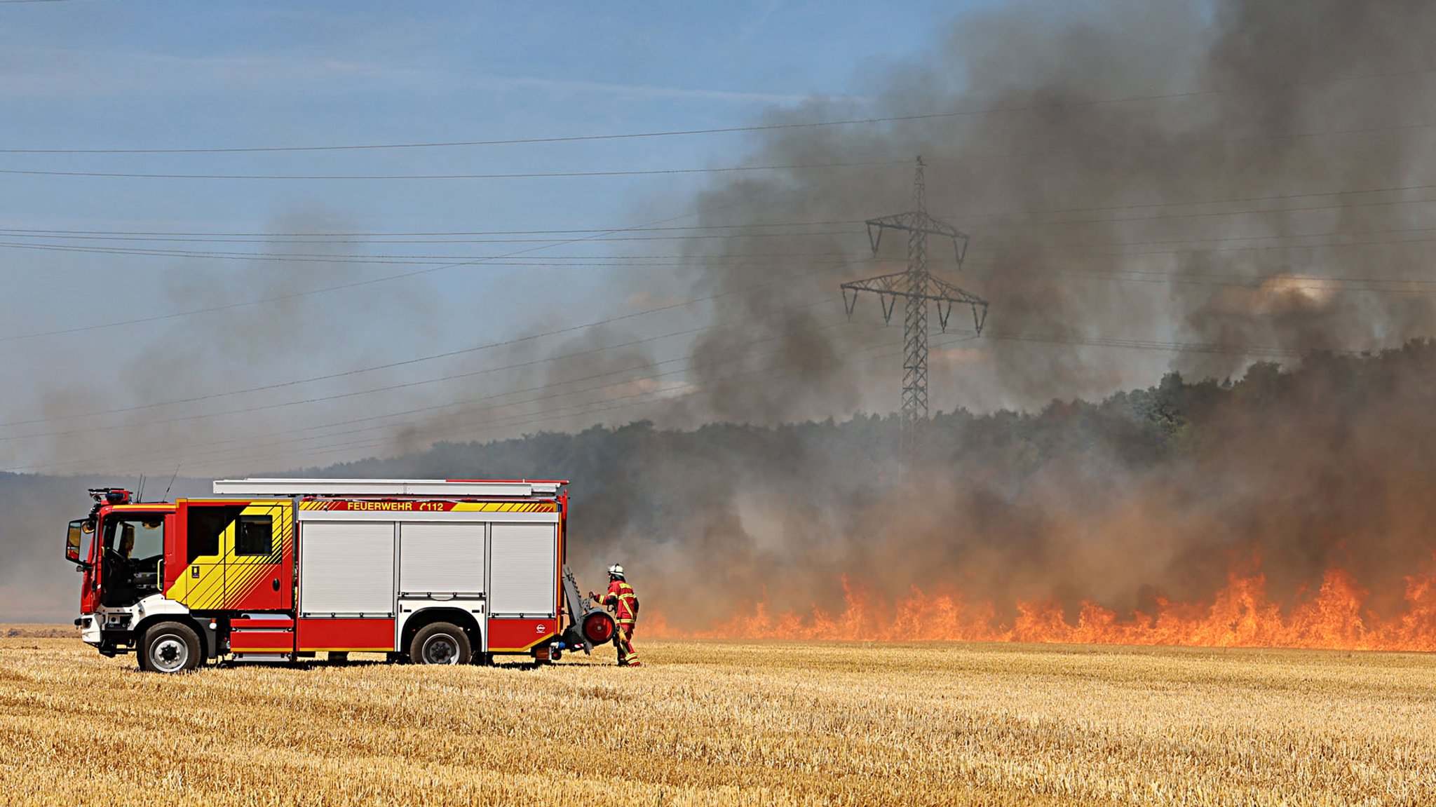 Großeinsatz in Franken: Wind treibt Flammen über Getreidefeld