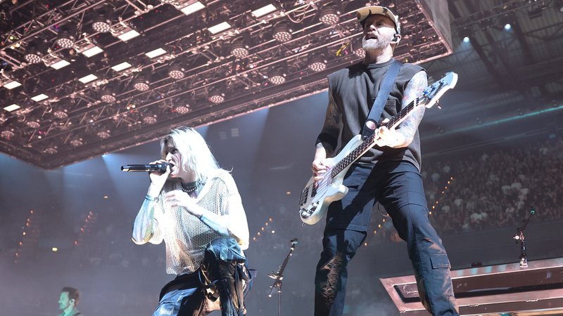 Emily Armstrong und Dave Farrell von der US-Band Linkin Park bei einem Konzert Ende 2024 in der Barclays Arena. | Bild: picture alliance/dpa | Christian Charisius Emily Armstrong und Dave Farrell von der US-Band Linkin Park bei einem Konzert Ende 2024 in der Barclays Arena.