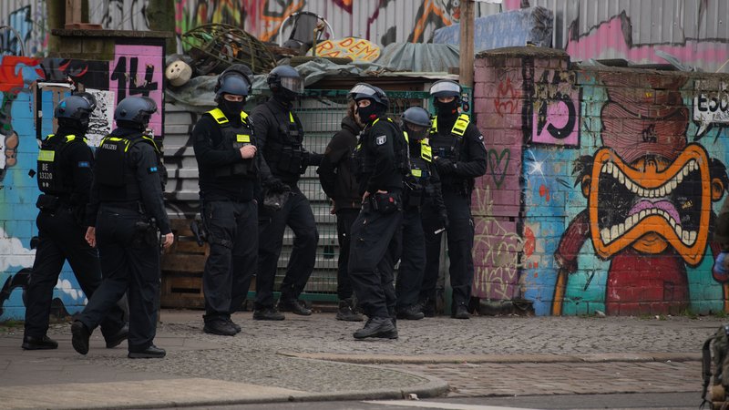 Bild vom Polizeieinsatz in Friedrichshain | Bild: picture alliance/dpa | Paul Zinken Bild vom Polizeieinsatz in Friedrichshain
