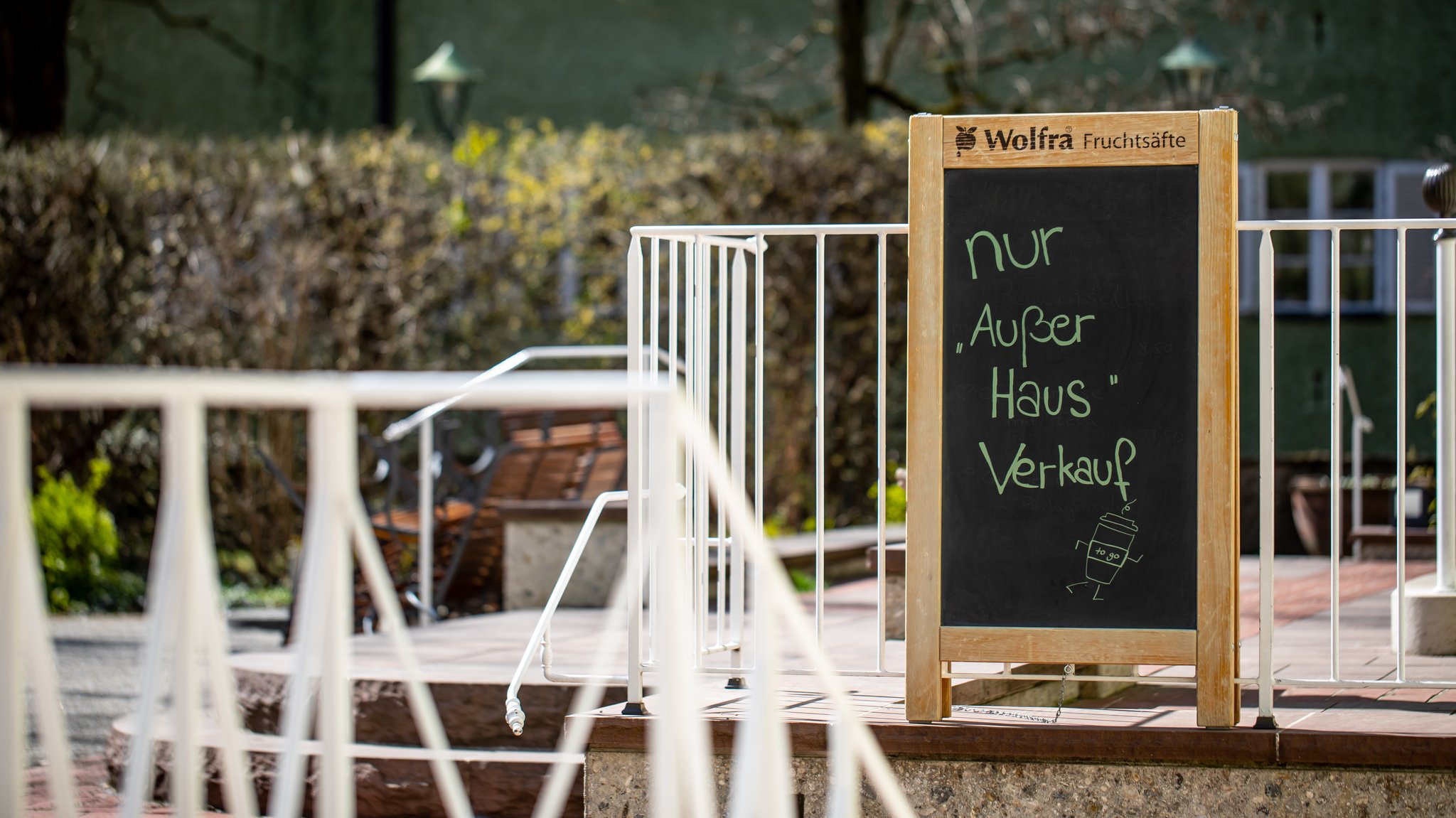 Ein Schild vor einem Restaurant: "Nur Außer Haus Verkauf".