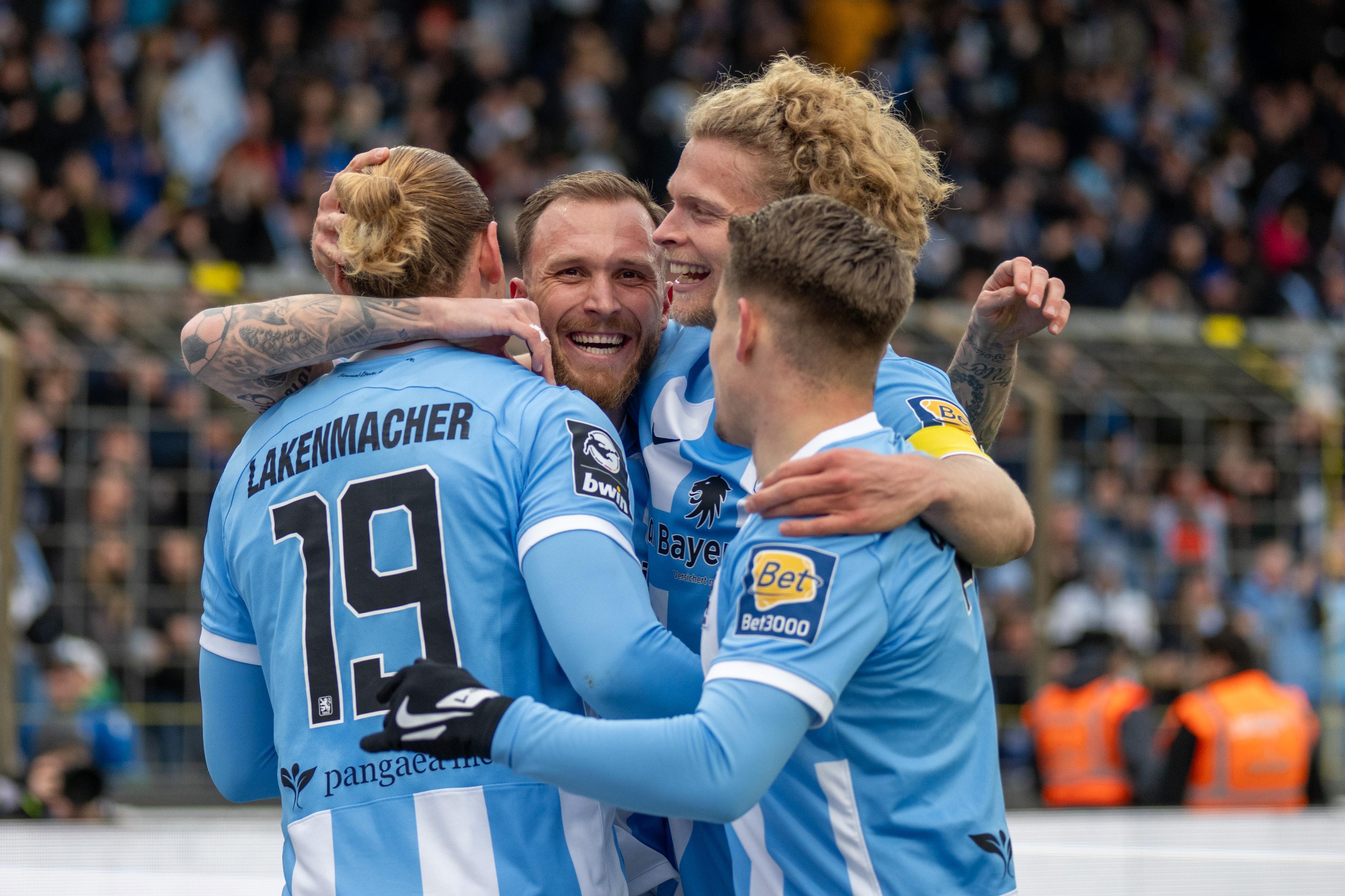 1860-Spieler jubeln nach einem Tor gegen Ingolstadt