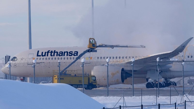 Auf dem Münchner Flughafen wird ein Lufthansa-Flugzeug enteist.