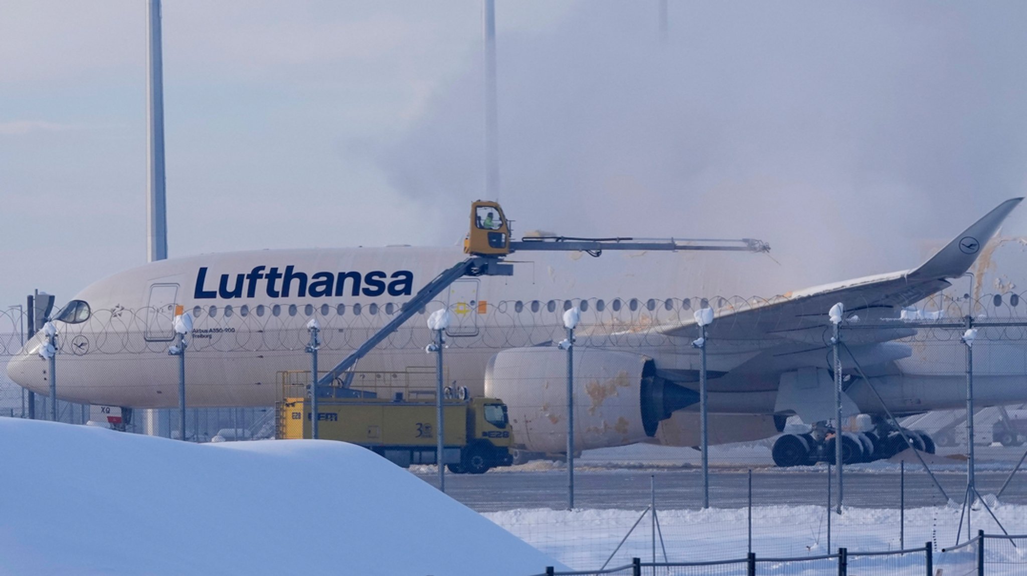 Auf dem Münchner Flughafen wird ein Lufthansa-Flugzeug enteist.