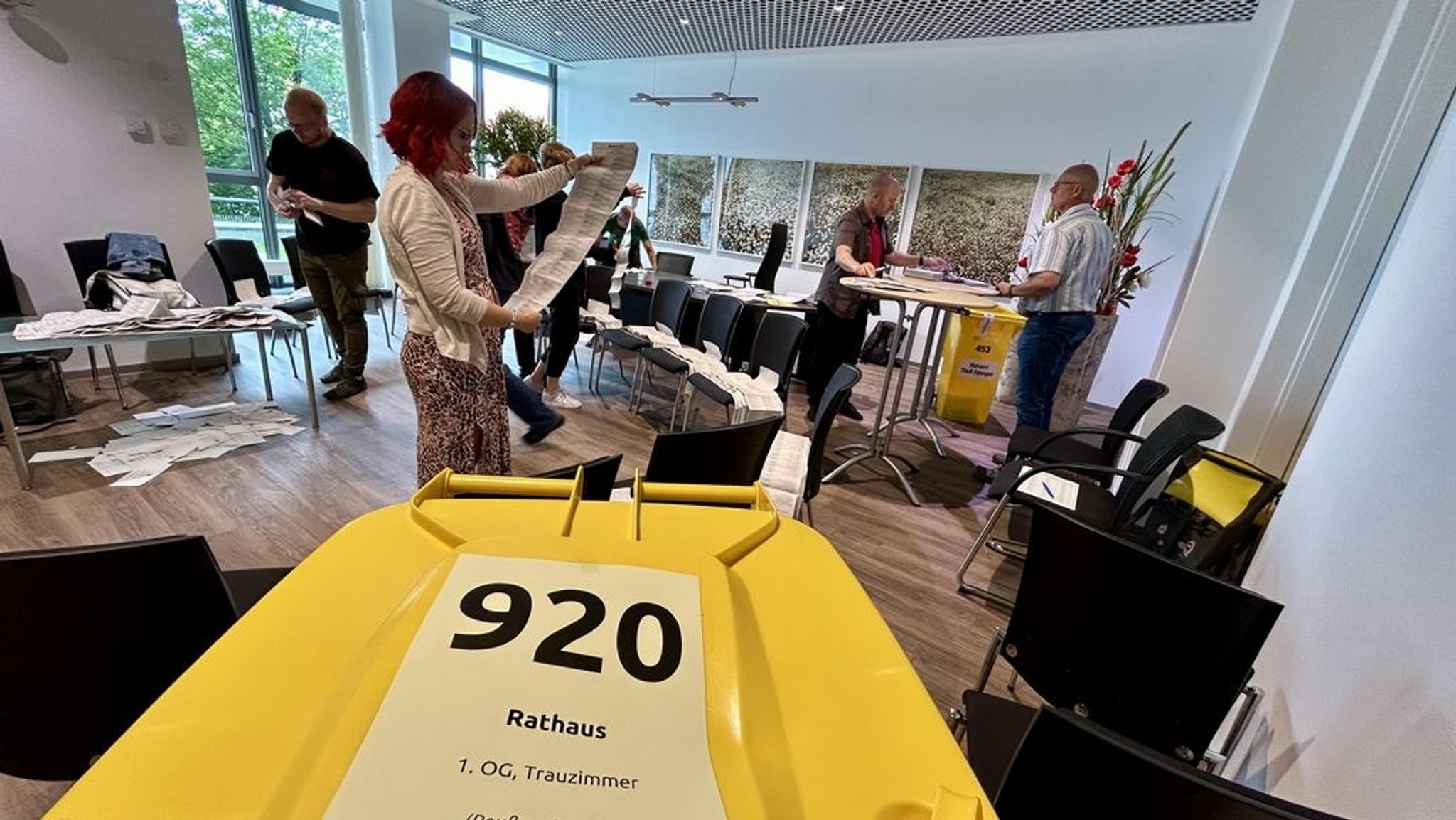 Auszählung der Wahlstimmen im Erlanger Rathaus