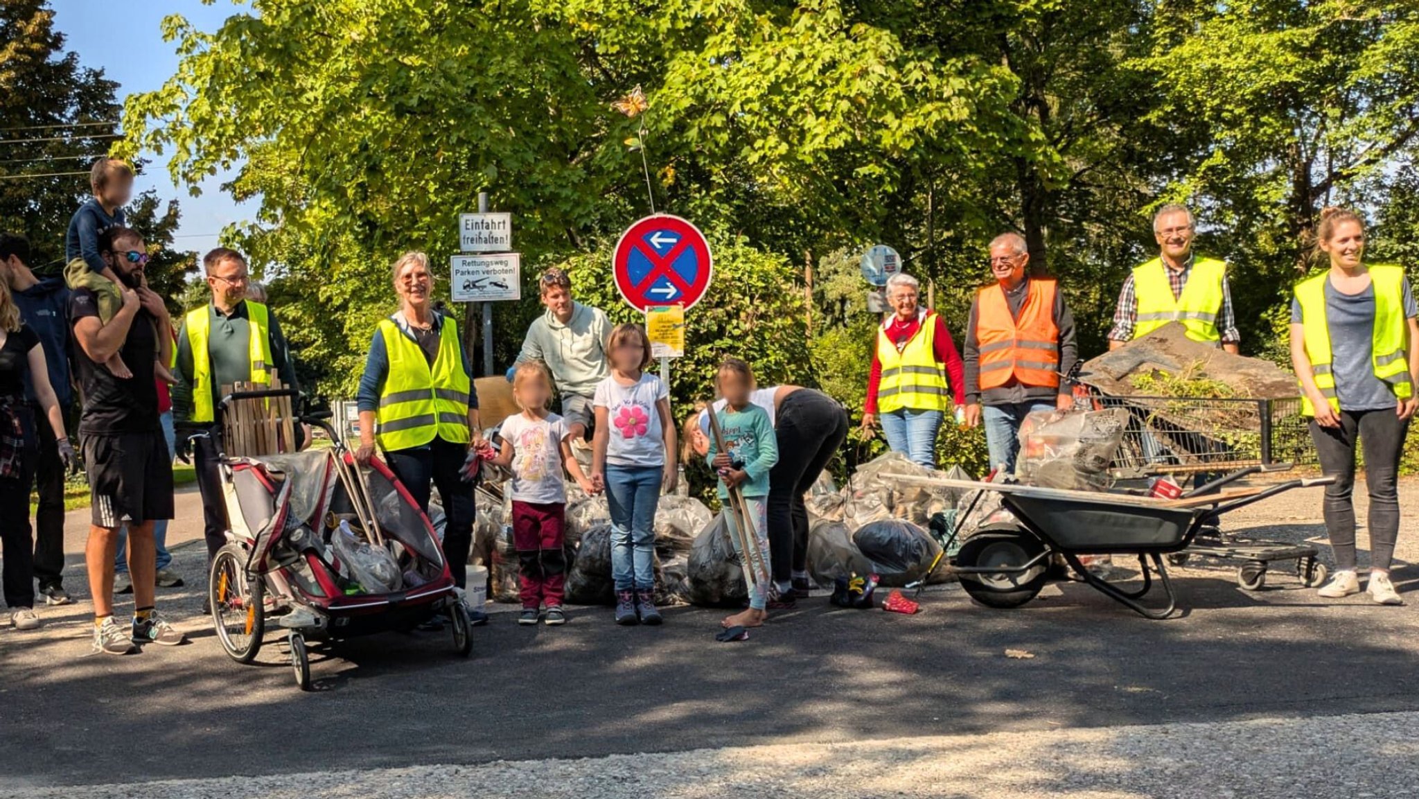 Vor einem Berg aus Müllsäcken stehen Menschen für ein Gruppenbild. | Bild: BR/ Straßberger Vor einem Berg aus Müllsäcken stehen Menschen für ein Gruppenbild.