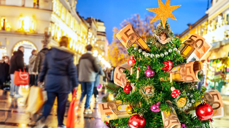 Mit Geldscheinen dekorierter Christbaum, Passanten in einer Fußgängerzone | Bild: picture alliance / Wolfgang Maria Weber | Wolfgang Maria Weber Mit Geldscheinen dekorierter Christbaum, Passanten in einer Fußgängerzone