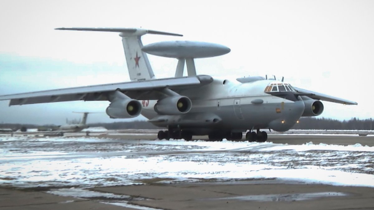 Eine Beriev A-50 manövriert im März 2023 auf einem Militärflughafen in der Nähe von Minsk
