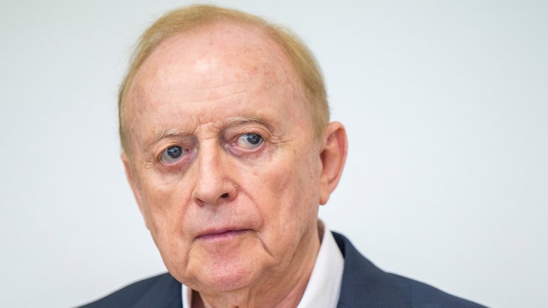 Alfons Schuhbeck im Gerichtssaal des Landgericht München I vor seinem Platz an der Anklagebank | Bild: picture alliance/dpa/Peter Kneffel Alfons Schuhbeck im Gerichtssaal des Landgericht München I vor seinem Platz an der Anklagebank