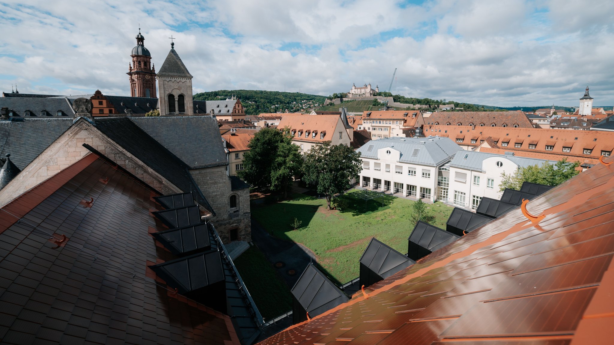 Die roten Solarziegel fügen sich in die Silhouette der denkmalgeschützten Würzburger Altstadt ein. 