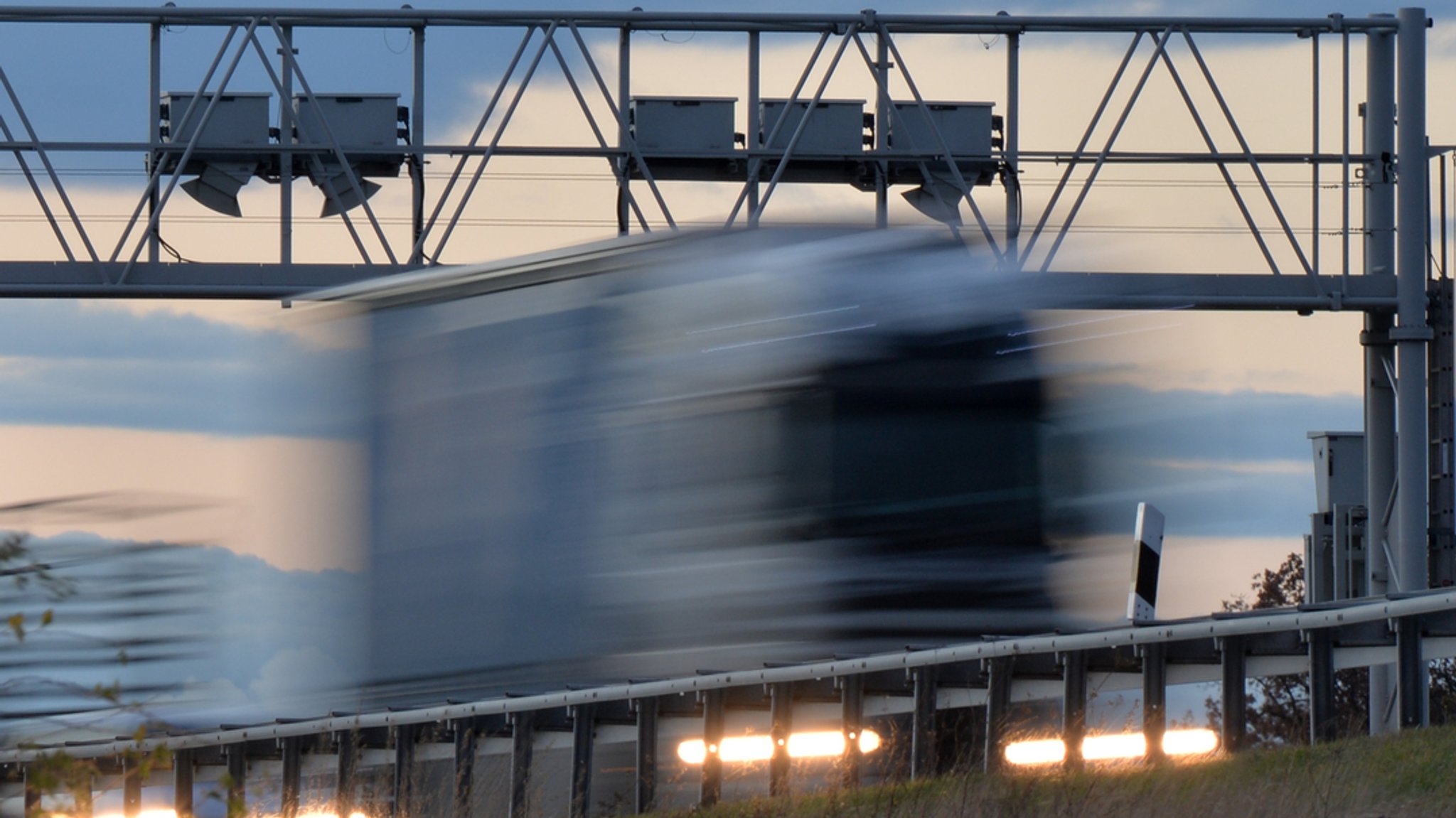 Ein Lkw fährt auf der Bundesautobahn A4 unter einer Maut Kontrollbrücke durch