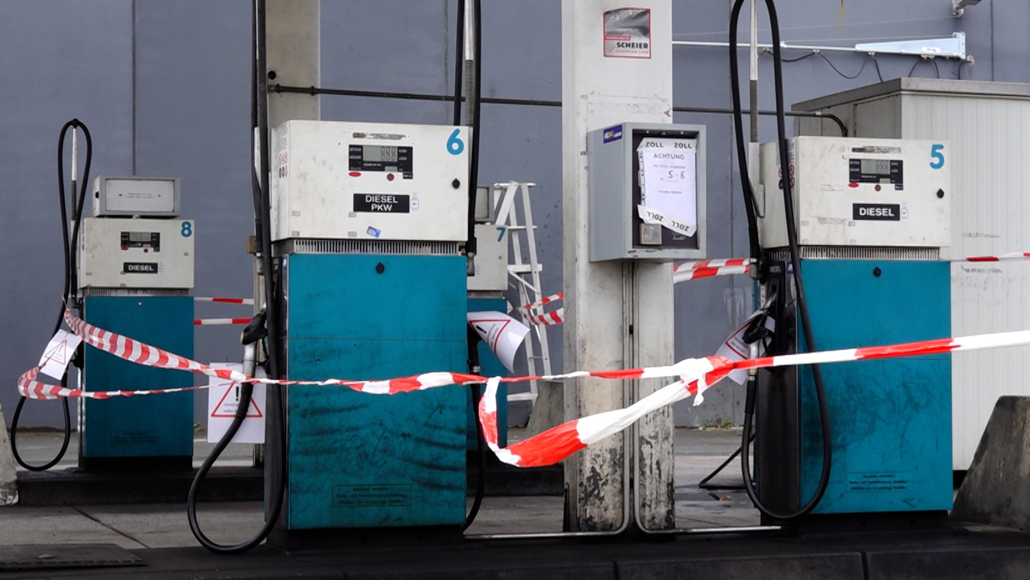 An einer Tankstelle sind Dieselzapfsäulen mit rot-weisem Absperrband gesperrte.