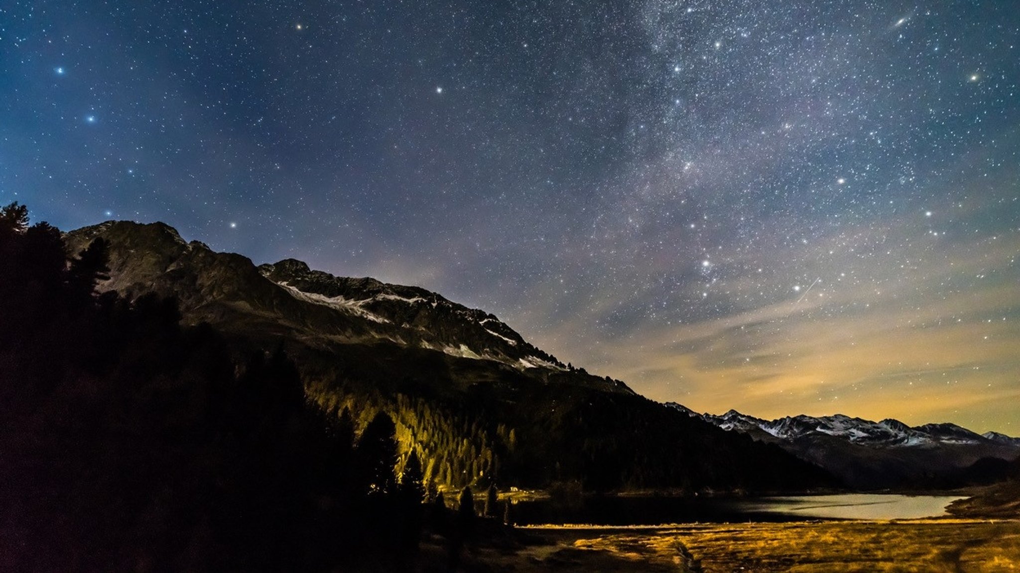 Sternenhimmel über den Bergen