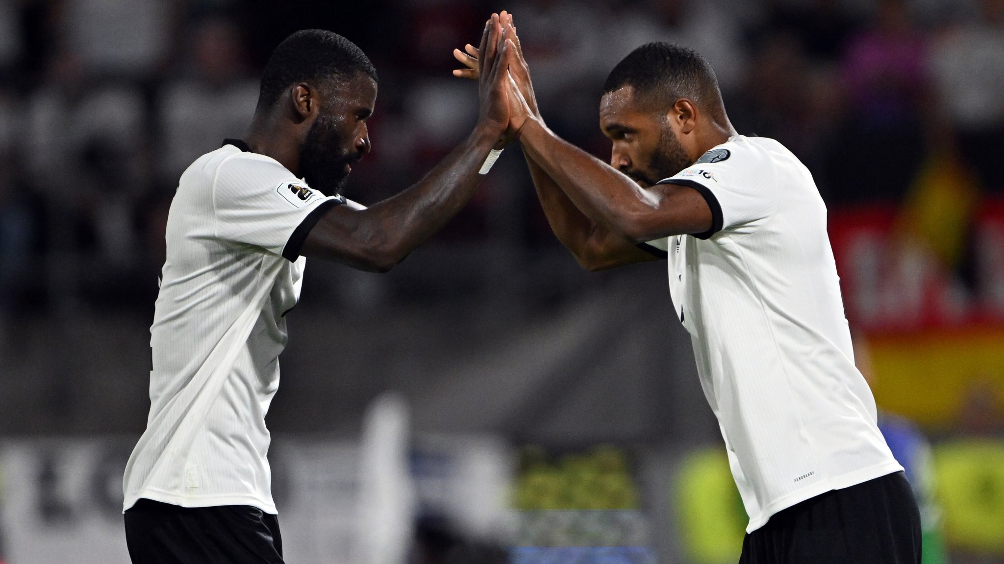 Antonio Rüdiger (links) mit Jonathan Tah | Bild: picture alliance/dpa | Federico Gambarini Antonio Rüdiger (links) mit Jonathan Tah
