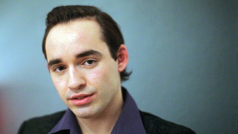(Archivbild) Daniel Küblböck, aufgenommen im Februar 2009 in seiner Wohnung in Wiesbaden. | Bild: picture-alliance/ dpa | Fredrik von Erichsen (Archivbild) Daniel Küblböck, aufgenommen im Februar 2009 in seiner Wohnung in Wiesbaden.