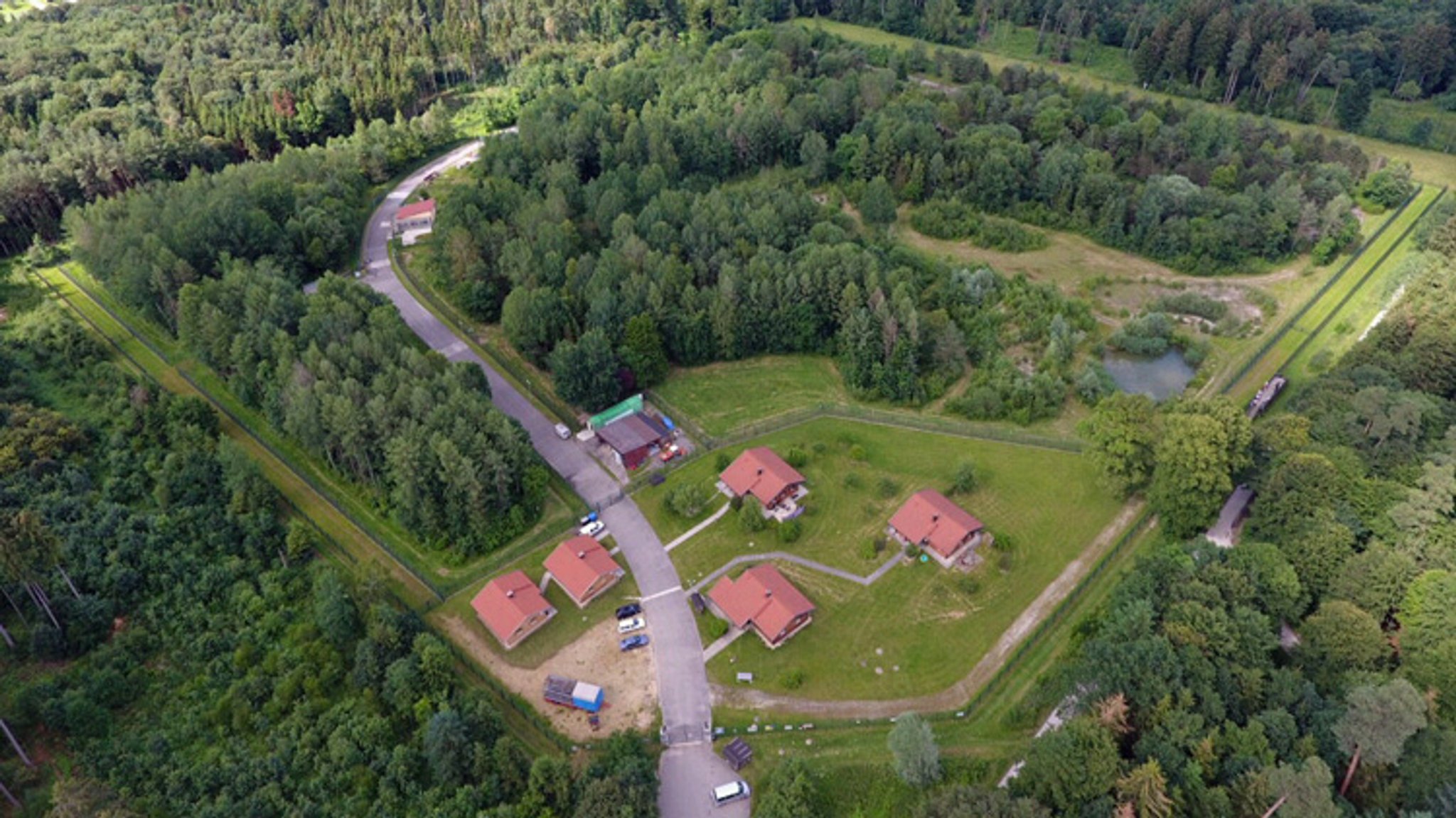 Im niederbayerischen Bad Füssing stünde einen Gnadenhof bereit, Bärin Gaia aufzunehmen: mit Einzelgehege und Pool im Wald.