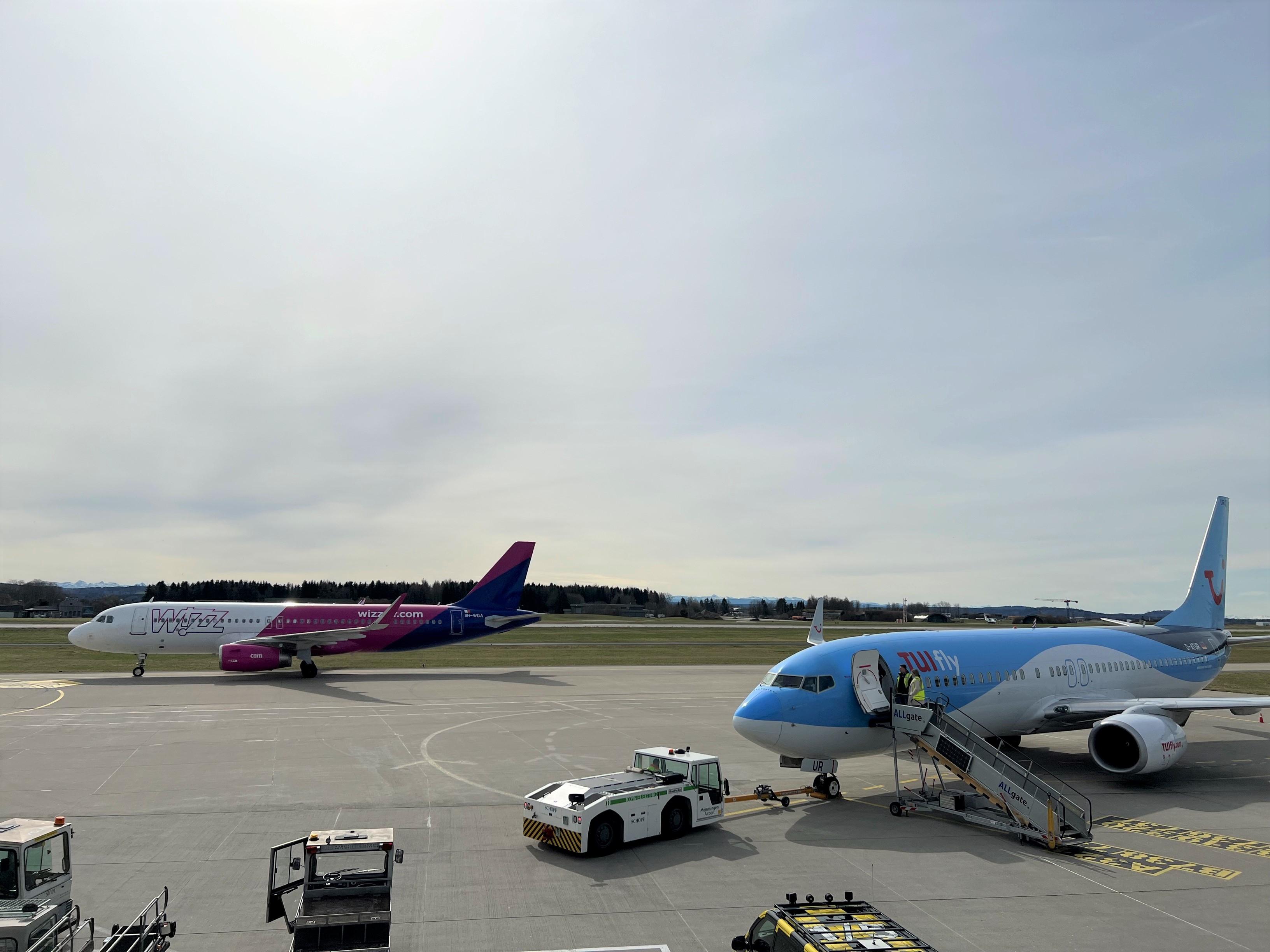 Zwei Flugzeuge von TUIFly und Eurowings auf dem Allgäu Airport
