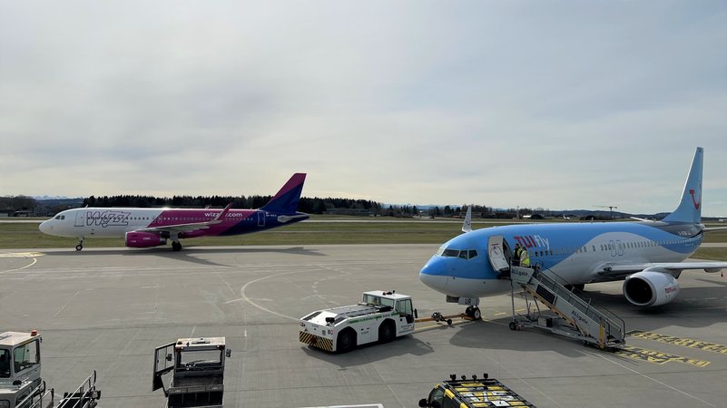 Zwei Flugzeuge von TUIFly und Eurowings auf dem Allgäu Airport