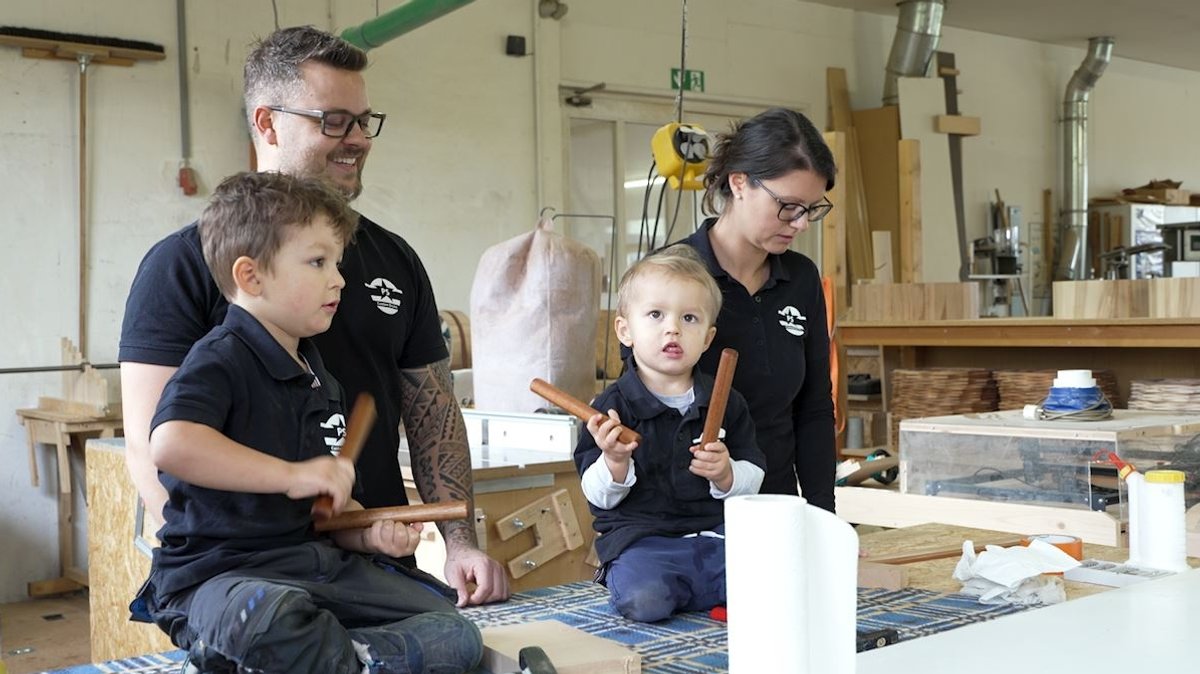 Die Familie hält zusammen: In seiner neuen Werkstatt hat Philipp Schwab seine Söhne Tom (l.) und Ben immer wieder mit dabei.