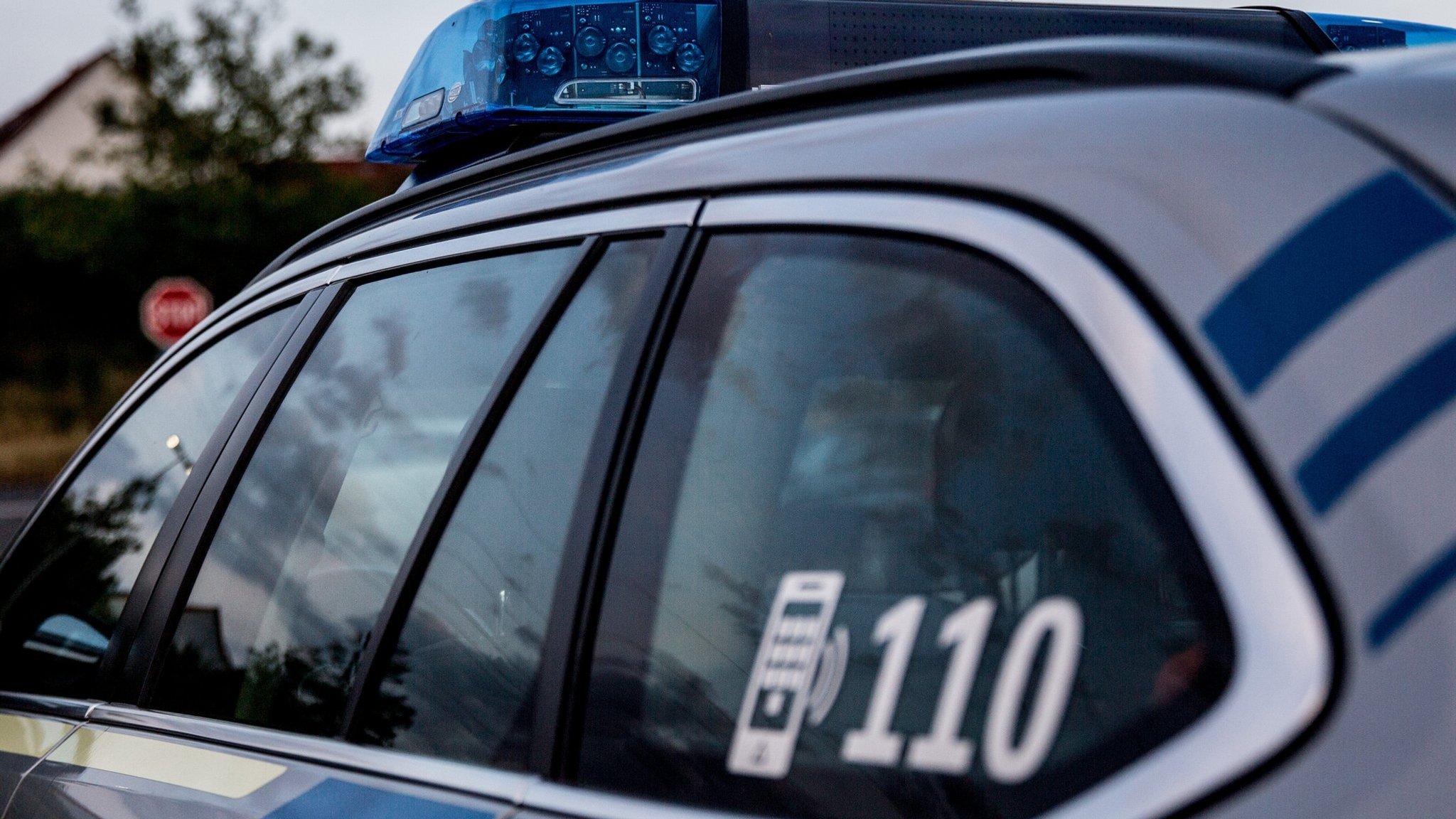 Ein Einsatzfahrzeug der Polizei, Streifenwagen mit Blaulicht in Bamberg Bayern.