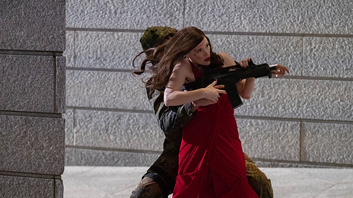Schießt scharf und trifft: Jessica Chastain als Agentin in "Code Ava" (Filmszene).
