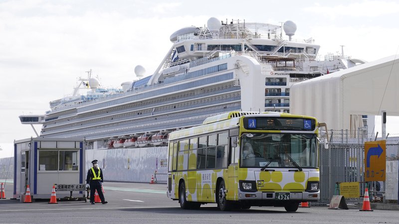 Ein Bus mit Passagieren der "Diamond Princess" verlässt den Hafen von Yokohama in Japan.