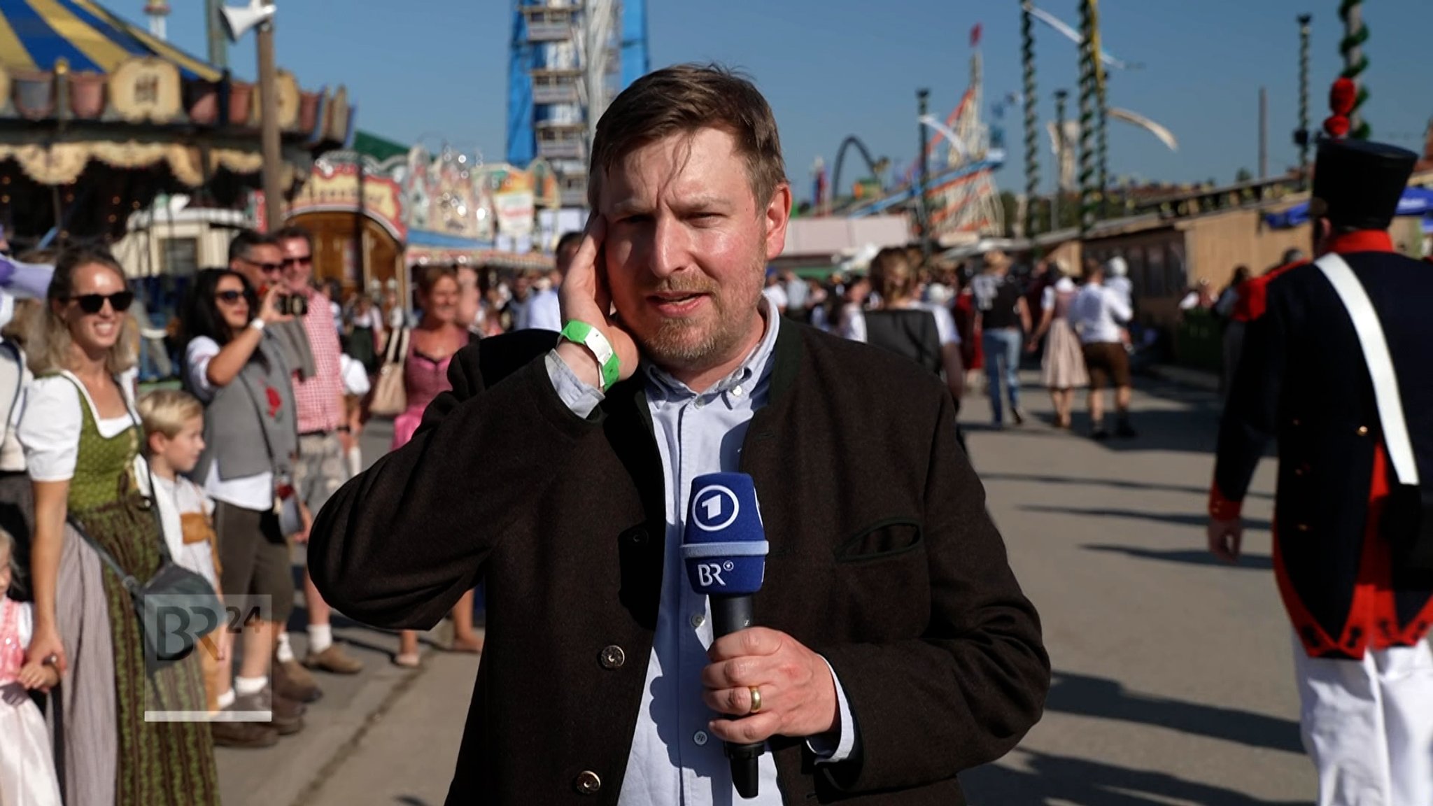 BR-Korrespondent Moritz Steinbacher auf der Wiesn.