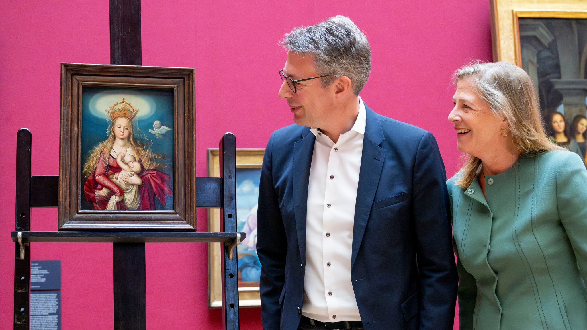 Elisabeth Prinzessin zu Sayn-Wittgenstein, Vorsitzende des Pinakotheks-Vereins und Markus Blume (CSU), Staatsminister für Wissenschaft und Kunst, stehen nach einer Pressekonferenz neben einer Neuerwerbung für die Alte Pinakothek: "Maria als Himmelskönigin" | Bild: Peter Kneffel/dpa Elisabeth Prinzessin zu Sayn-Wittgenstein, Vorsitzende des Pinakotheks-Vereins und Markus Blume (CSU), Staatsminister für Wissenschaft und Kunst, stehen nach einer Pressekonferenz neben einer Neuerwerbung für die Alte Pinakothek: "Maria als Himmelskönigin"