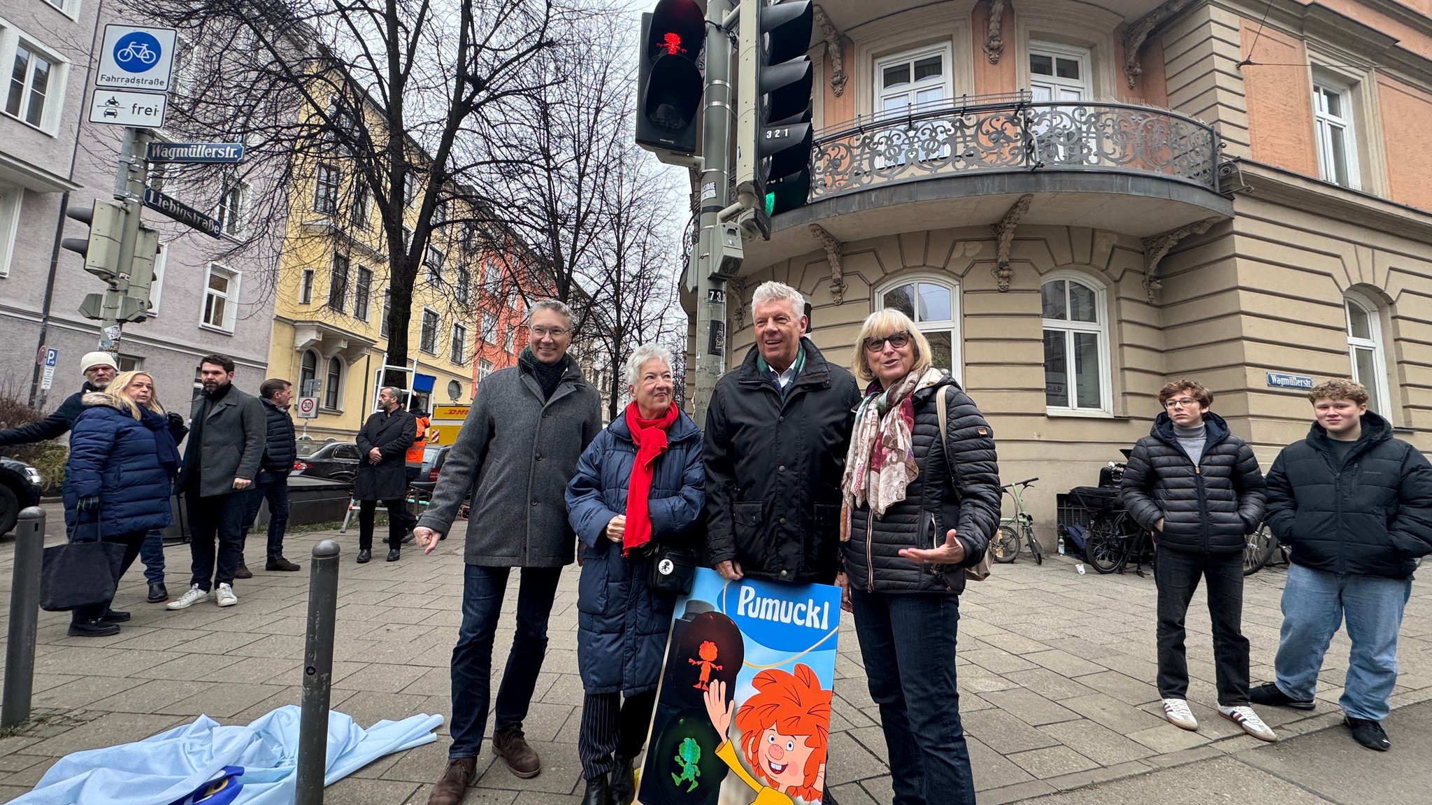 Barbara von Johnson, die Illustratorin des Pumuckl, und Ursula Bagnall, Tochter der Pumuckl-Erfinderin freuen sich über die Ampel.