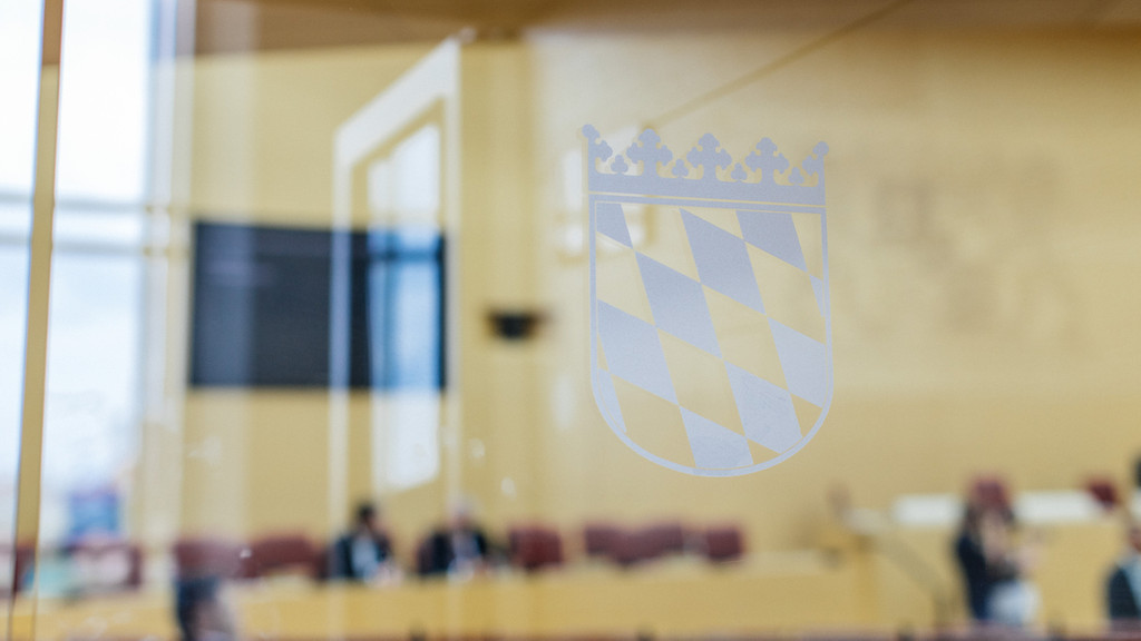 Das Bayerische Wappen an der Eingangstür zum Plenarsaal des Bayerischen Landtags.