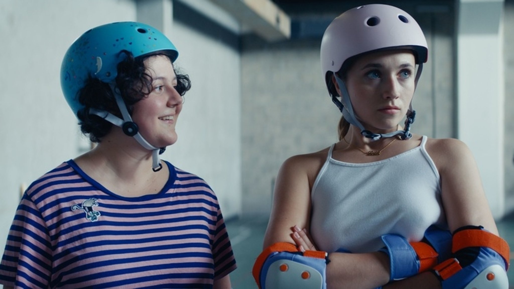 Szene aus "Derby Girl", Lola (rechts) und ein weiteres Mädchen aus dem Team