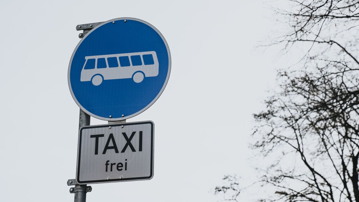Ein Bussonderfahrstreifen-Schild mit dem Hinweis: "TAXI frei".