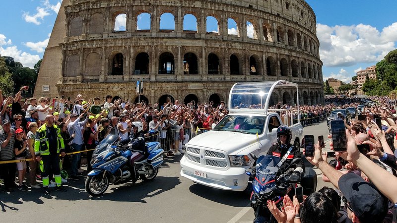 Der Trauerzug von Papst Franziskus durchquert Rom und passiert das Kolosseum, um zur Basilika Santa Maria Maggiore, der Begräbnisstätte, zu gelangen. | Bild: picture alliance / ZUMAPRESS.com | Mauro Scrobogna Der Trauerzug von Papst Franziskus durchquert Rom und passiert das Kolosseum, um zur Basilika Santa Maria Maggiore, der Begräbnisstätte, zu gelangen.