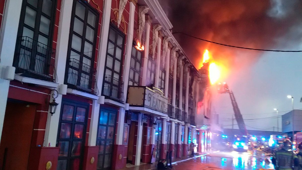 Feuerwehrkräfte löschen den Brand in einer Diskothek in Murcia | Bild: dpa-Bildfunk/Uncredited Feuerwehrkräfte löschen den Brand in einer Diskothek in Murcia