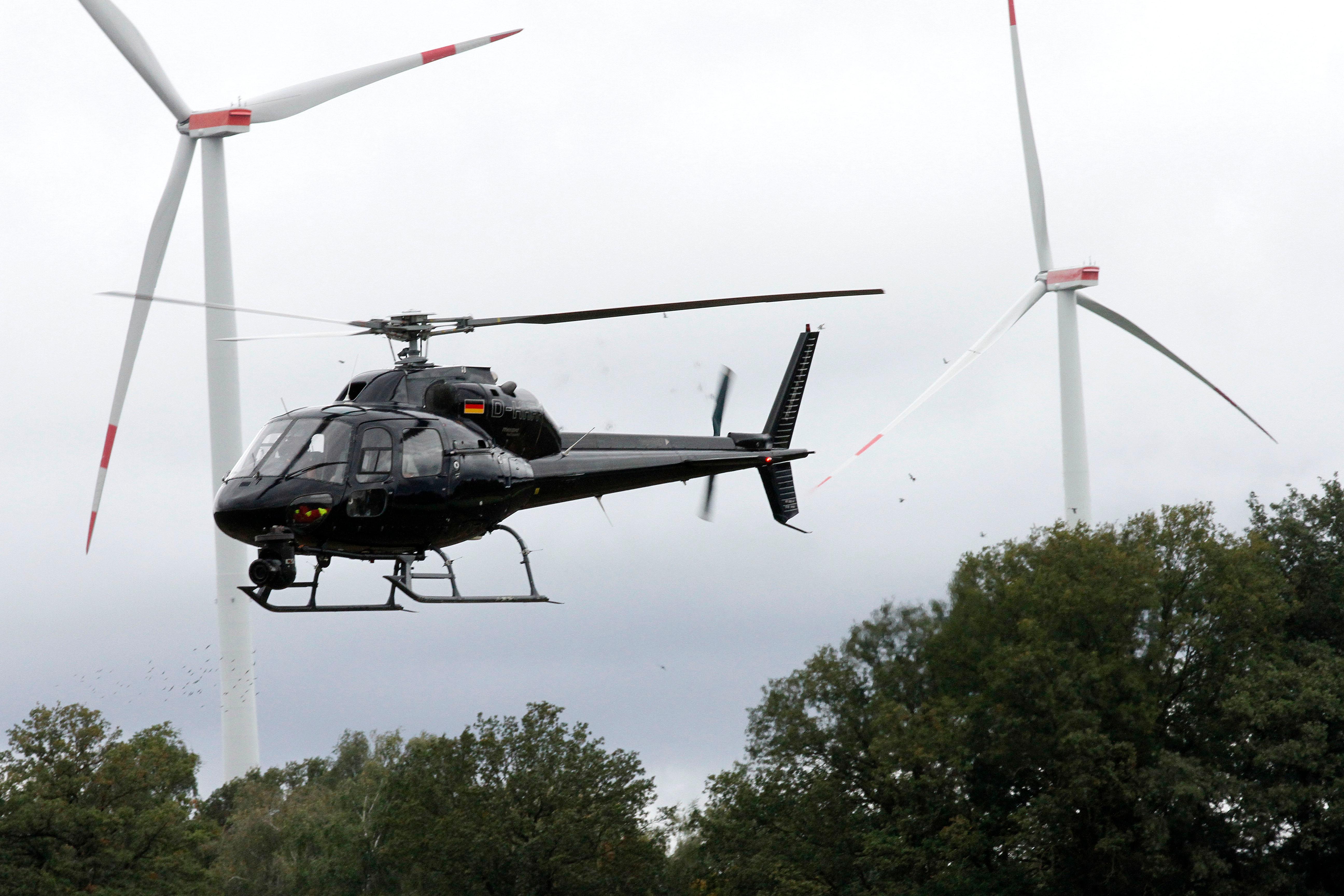 Ein Militärhubschrauber - im Hintergrund Windräder (Symbolbild)