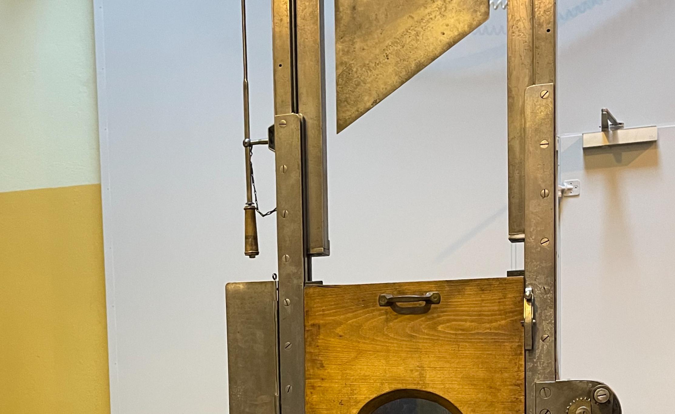 So genanntes "Tegelfallbeil", unter dem im Zuchthaus Brandenburg-Görden während des Dritten Reiches mehr als 2.000 Menschen starben. Heute steht es im Depot des Deutschen Historischen Museums. Die Veröffentlichung von Fotos der Stadelheimer Guillotine erlaubt das Bayerische Nationalmuseum nur nach spezieller Genehmigung und gegen Gebühr.