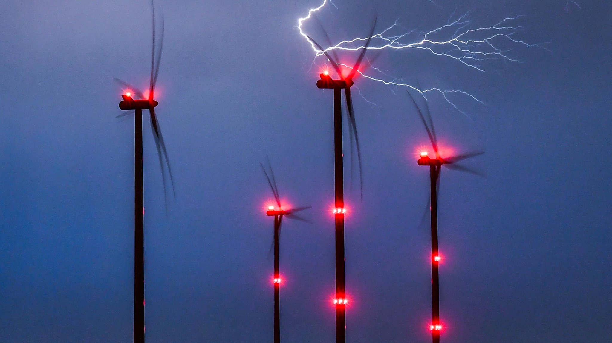 An den Windparks kehrt die Dunkelheit der Nacht zurück